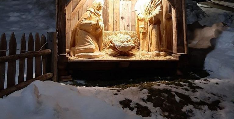 Weihnachtskrippe vor der Kirche von Oberwielenbach